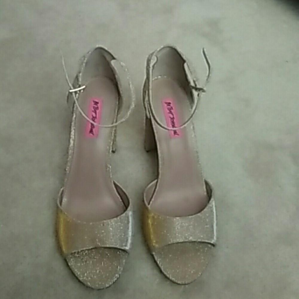 NWOT Betsey Johnson ankle strap thick heel